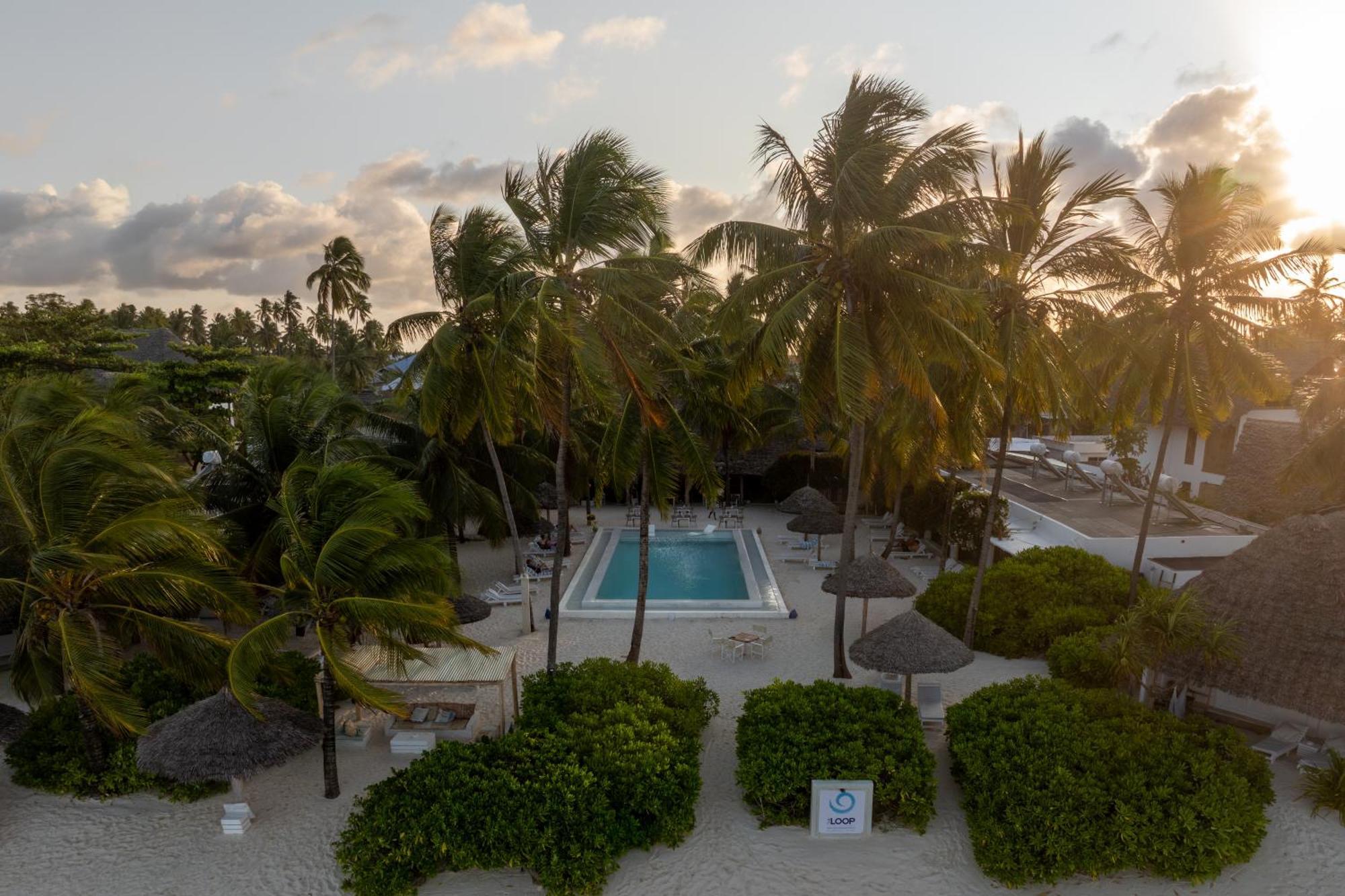 The Loop Beach Resort (Adults Only) จัมเบียนี ภายนอก รูปภาพ